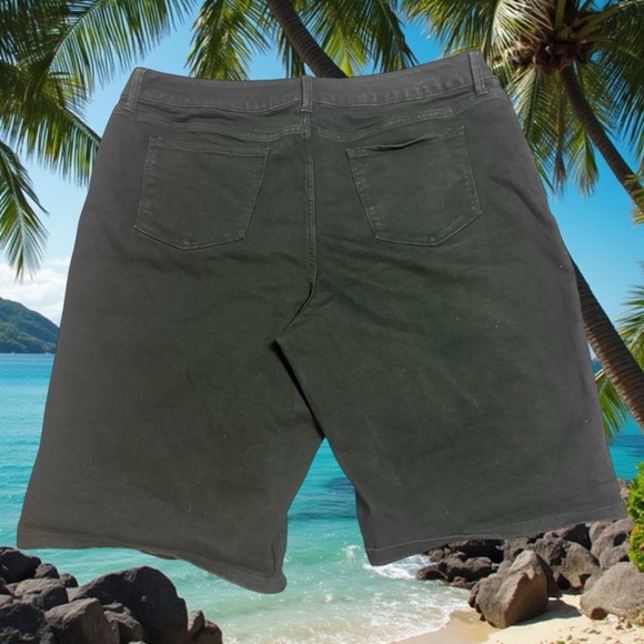 🌺🌴 St. John’s Bay 22W Jet Black Bermuda Shorts 🖤 - Picture 2 of 3